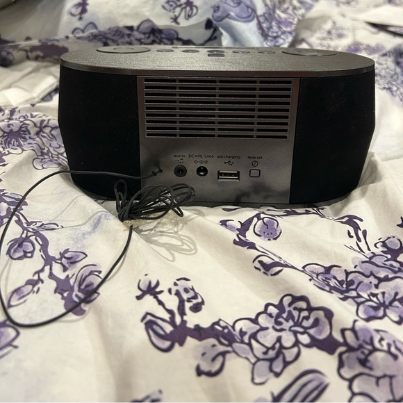 iHome Alarm Clock - Picture 3 of 4